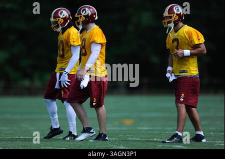 26. Juli 2012: Die Redskins-Quarterbacks Robert Griffin III (10), Rex Grossman (8) und Jonathan Crompton (3) arbeiten an den Passübungen während des Eröffnungstages des Trainingslagers im Redskins Park in Ashburn, VA. (Bild: © John Middlebrook/Cal Sport Media/ZUMAPRESS.com) Stockfoto