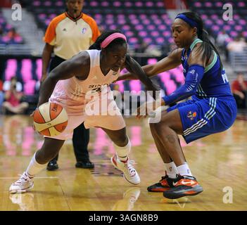 14. September 2012 - Washington, DC, USA - Washington Mystics Guard Matee Ajavon (22) dribbelt im vierten Quartal im Verizon Center in Washington, D.C. am Sonntag, 16. September 2012, gegen die New Yorker Liberty Guard Cappie Pondexter (23). die Freiheit besiegte die Mystiken, 75–68. (Kreditbild: © Chuck Myers/MCT/ZUMAPRESS.com) Stockfoto
