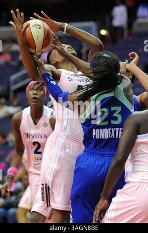 14. September 2012 - Washington, DC, USA - Washington Mystics Center Ashley Robinson (43) und New Yorker Liberty Guard Cappie Pondexter (23) kämpfen im dritten Viertel um eine Erholung im Verizon Center in Washington, D.C., Sonntag, 16. September 2012, die Freiheit besiegte die Mystiken, 75–68. (Kreditbild: © Chuck Myers/MCT/ZUMAPRESS.com) Stockfoto