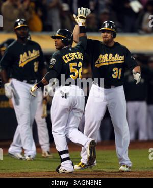 14. September 2012 - Oakland, CA, USA - der Yoenis Cespedes von Oakland Athletics (52) feiert seinen Heimlauf mit Jonny Gomes (31) im vierten Inning gegen die Baltimore Orioles im O.Co Coliseum in Oakland, Kalifornien, am Freitag, den 14. September 2012. (Kreditbild: © Anda Chu/MCT/ZUMAPRESS.com) Stockfoto