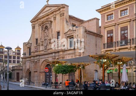 Leute in einem Terrassenrestaurant bei der Santo Domingo Kirche. Stockfoto
