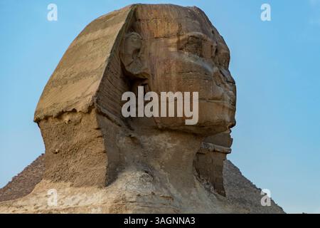 Kairo, Ägypten; 20. Januar 2024: Die große Sphinx von Gizeh, Ägyptens Nilvermächtnis. Ideal für Projekte, die erfassen. Stockfoto