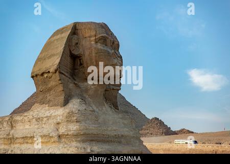 Kairo, Ägypten; 20. Januar 2024: Ausstellung der Sphinx von Gizeh, eines antiken pharaonischen Denkmals am ägyptischen Nilufer. Perfekt für Designs, die an das erinnern. Stockfoto