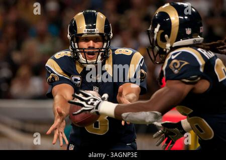 16. September 2012: Sam Bradford (8) von den St. Louis Rams übergibt Daryl Richardson (26) von den St. Louis Rams während eines regulären Saisonspiels der NFL zwischen den Washington Redskins gegen die St. Louis Rams im Edward Jones Dome in St. Louis Mo. (Bild: © Danny Reise/Cal Sport Media/ZUMAPRESS.com) Stockfoto