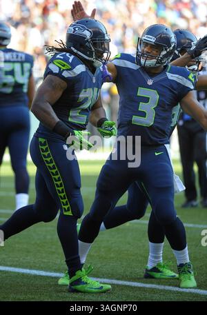 16. September 2012 - Seattle, WA, USA - Seattle Seahawks Quarterback Russell Wilson (3) feiert mit Seattle Seahawks, Marshawn Lynch (24) nach seinem Touchdown in der zweiten Halbzeit. Die Seattle Seahawks besiegten die Dallas Cowboys im CenturyLink Field in Seattle, Washington, Sonntag, den 16. September 2012. (Kreditbild: © Max Faulkner/MCT/ZUMAPRESS.com) Stockfoto