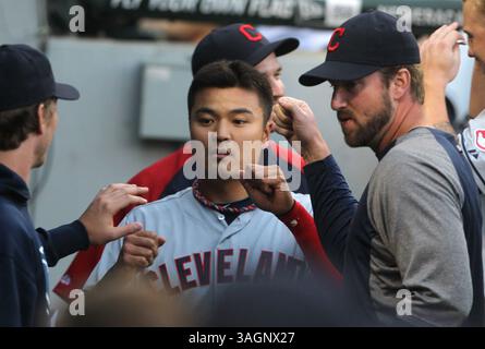 25. Mai 2012 – Chicago, IL, USA – Shin-Soo Choo der Cleveland Indians feiert mit seinen Teamkollegen, nachdem er am Freitag, den 25. Mai 2012, im ersten Inning im U.S. Cellular Field in Chicago gegen die Chicago White Sox geschossen hat. (Bild: © Brian Cassella/Chicago Tribune/MCT/ZUMAPRESS.com) Stockfoto