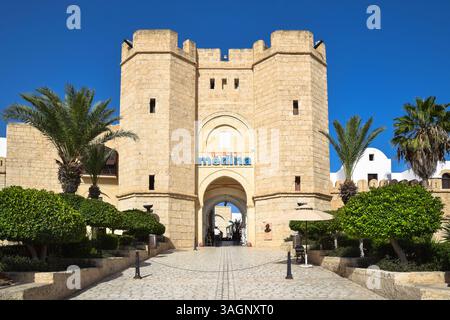 Eingangstor zur modernen Nachbildung der alten Medina in Yasmine Hammamet, Tunesien. Stockfoto