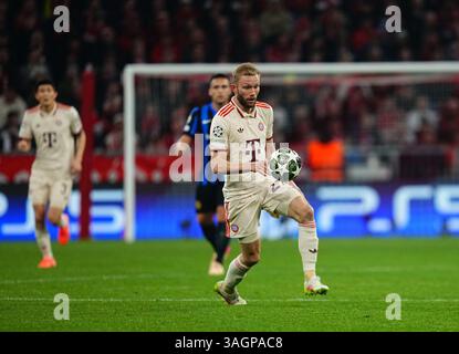 Allianz Areana, München, Deutschland. April 2025. Konrad Laimer von Bayern München kontrolliert den Ball im Champions-League-Viertelfinale, FC Bayern München gegen Inter Mailand, bei Allianz Areana, München. Ulrik Pedersen/CSM (Bild: © Ulrik Pedersen/Cal Sport Media). Quelle: csm/Alamy Live News Stockfoto
