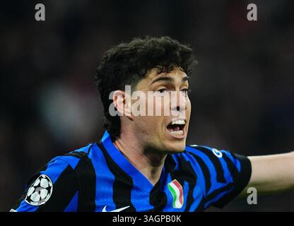 Allianz Areana, München, Deutschland. April 2025. Alessandro Bastoni von Inter Mailand gibt beim Finale des Champions League Viertelfinals beim FC Bayern München gegen Inter Mailand bei der Allianz Areana, München, Deutschland. Ulrik Pedersen/CSM (Bild: © Ulrik Pedersen/Cal Sport Media). Quelle: csm/Alamy Live News Stockfoto