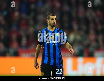 Allianz Areana, München, Deutschland. April 2025. Henrikh Mkhitaryan von Inter Mailand sieht beim Finale des Champions League Viertelfinals, beim FC Bayern München gegen Inter Mailand, bei der Allianz Areana, München. Ulrik Pedersen/CSM (Bild: © Ulrik Pedersen/Cal Sport Media). Quelle: csm/Alamy Live News Stockfoto