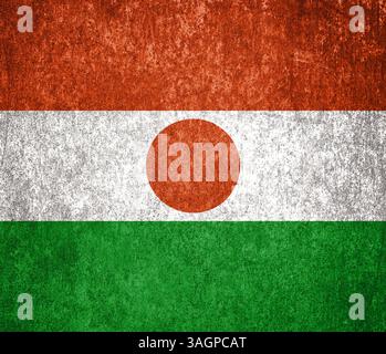 Landesflagge Niger. Schmutzige Niger-Flagge auf Metalloberfläche. Metallstruktur Stockfoto