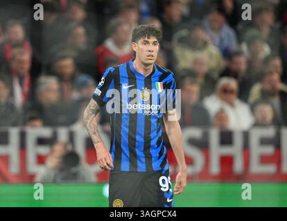 Allianz Areana, München, Deutschland. April 2025. Alessandro Bastoni von Inter Mailand sieht beim Finale des Champions League Viertelfinales an, beim FC Bayern München gegen Inter Mailand, bei der Allianz Areana, München, Deutschland. Ulrik Pedersen/CSM (Bild: © Ulrik Pedersen/Cal Sport Media). Quelle: csm/Alamy Live News Stockfoto