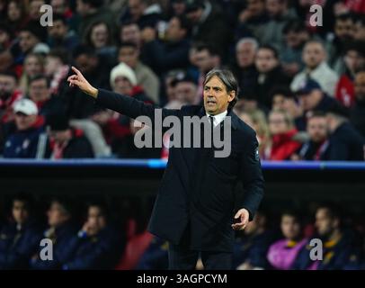 Allianz Areana, München, Deutschland. April 2025. Simone Inzaghi von Inter Mailand Gesten während eines Viertelfinales der Champions League, FC Bayern München gegen Inter Mailand, bei Allianz Areana, München. Ulrik Pedersen/CSM (Bild: © Ulrik Pedersen/Cal Sport Media). Quelle: csm/Alamy Live News Stockfoto
