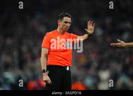 Allianz Areana, München, Deutschland. April 2025. Sandro SchÃ¤rer, Schiedsrichter, Gesten im Champions-League-Viertelfinale, FC Bayern München gegen Inter Mailand, bei Allianz Areana, München. Ulrik Pedersen/CSM (Bild: © Ulrik Pedersen/Cal Sport Media). Quelle: csm/Alamy Live News Stockfoto