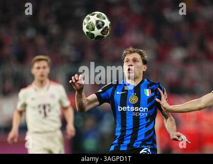 Allianz Areana, München, Deutschland. April 2025. NicolÃ² Barella von Inter Mailand kontrolliert den Ball im Champions-League-Viertelfinale, beim FC Bayern München gegen Inter Mailand, bei Allianz Areana, München. Ulrik Pedersen/CSM (Bild: © Ulrik Pedersen/Cal Sport Media). Quelle: csm/Alamy Live News Stockfoto
