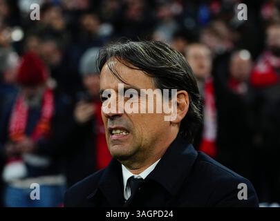 Allianz Areana, München, Deutschland. April 2025. Simone Inzaghi von Inter Mailand sieht beim Finale des Champions League Viertelfinales an, beim FC Bayern München gegen Inter Mailand, bei der Allianz Areana, München, Deutschland. Ulrik Pedersen/CSM (Bild: © Ulrik Pedersen/Cal Sport Media). Quelle: csm/Alamy Live News Stockfoto