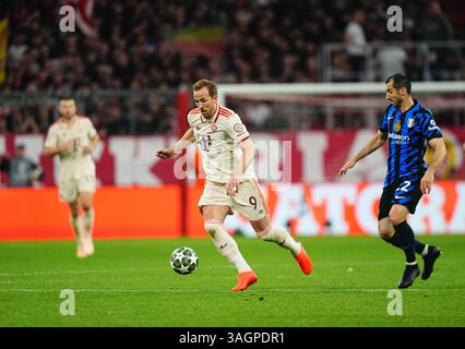 Allianz Areana, München, Deutschland. April 2025. Harry Kane von Bayern München kontrolliert den Ball im Champions League-Viertelfinale, beim FC Bayern München gegen Inter Mailand, bei Allianz Areana, München. Ulrik Pedersen/CSM (Bild: © Ulrik Pedersen/Cal Sport Media). Quelle: csm/Alamy Live News Stockfoto