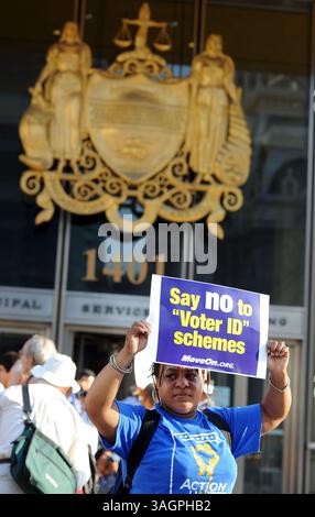 13. September 2012 - Philadelphia, PA, USA - Dawn Hawkins aus Philadelphia, Pennsylvania hält während einer Wahlkampfveranstaltung am 13. September 2012 in Philadelphia, Pennsylvania ein Schild. Der Oberste Gerichtshof von Pennsylvania hielt eine Verhandlung über die Richter des Obersten Gerichtshofs von Pennsylvania ab, in der es darum ging, ob ein Gesetz, das einen Lichtbildausweis von jedem Wähler verlangt, für die Präsidentschaftswahlen am 6. November in Kraft treten sollte. (Bild: © William Thomas Cain/MCT/ZUMAPRESS.com) Stockfoto