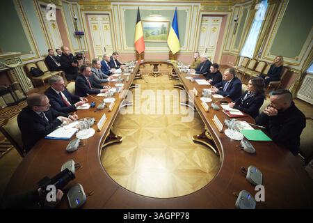 Kiew, Ukraine. April 2025. Das Foto des Handbuchs vom 8. April 2025 zeigt ein Treffen zwischen dem Präsidenten der Ukraine und dem belgischen Premierminister in Kiew. Präsident Wolodymyr Zelenskyj traf mit dem belgischen Premierminister Bart de Wever zusammen, der die Ukraine zum Ziel seines ersten Besuchs seit seinem Amtsantritt machte. Der Präsident dankte Belgien für seine konsequente Unterstützung der Ukraine seit den ersten Tagen der Invasion Russlands. Kiew, Ukraine am 8. April 2025. Foto des ukrainischen Vorsitzes über ABACAPRESS. COM Credit: Abaca Press/Alamy Live News Stockfoto