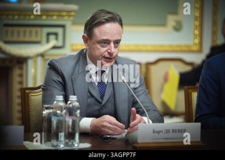 Kiew, Ukraine. April 2025. Das Foto des Handbuchs vom 8. April 2025 zeigt ein Treffen zwischen dem Präsidenten der Ukraine und dem belgischen Premierminister in Kiew. Präsident Wolodymyr Zelenskyj traf mit dem belgischen Premierminister Bart de Wever zusammen, der die Ukraine zum Ziel seines ersten Besuchs seit seinem Amtsantritt machte. Der Präsident dankte Belgien für seine konsequente Unterstützung der Ukraine seit den ersten Tagen der Invasion Russlands. Kiew, Ukraine am 8. April 2025. Foto des ukrainischen Vorsitzes über ABACAPRESS. COM Credit: Abaca Press/Alamy Live News Stockfoto