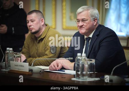 Kiew, Ukraine. April 2025. Das Foto des Handbuchs vom 8. April 2025 zeigt ein Treffen zwischen dem Präsidenten der Ukraine und dem belgischen Premierminister in Kiew. Präsident Wolodymyr Zelenskyj traf mit dem belgischen Premierminister Bart de Wever zusammen, der die Ukraine zum Ziel seines ersten Besuchs seit seinem Amtsantritt machte. Der Präsident dankte Belgien für seine konsequente Unterstützung der Ukraine seit den ersten Tagen der Invasion Russlands. Kiew, Ukraine am 8. April 2025. Foto des ukrainischen Vorsitzes über ABACAPRESS. COM Credit: Abaca Press/Alamy Live News Stockfoto