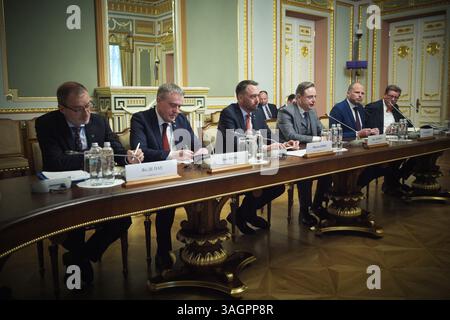 Kiew, Ukraine. April 2025. Das Foto des Handbuchs vom 8. April 2025 zeigt ein Treffen zwischen dem Präsidenten der Ukraine und dem belgischen Premierminister in Kiew. Präsident Wolodymyr Zelenskyj traf mit dem belgischen Premierminister Bart de Wever zusammen, der die Ukraine zum Ziel seines ersten Besuchs seit seinem Amtsantritt machte. Der Präsident dankte Belgien für seine konsequente Unterstützung der Ukraine seit den ersten Tagen der Invasion Russlands. Kiew, Ukraine am 8. April 2025. Foto des ukrainischen Vorsitzes über ABACAPRESS. COM Credit: Abaca Press/Alamy Live News Stockfoto