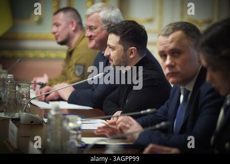 Kiew, Ukraine. April 2025. Das Foto des Handbuchs vom 8. April 2025 zeigt ein Treffen zwischen dem Präsidenten der Ukraine und dem belgischen Premierminister in Kiew. Präsident Wolodymyr Zelenskyj traf mit dem belgischen Premierminister Bart de Wever zusammen, der die Ukraine zum Ziel seines ersten Besuchs seit seinem Amtsantritt machte. Der Präsident dankte Belgien für seine konsequente Unterstützung der Ukraine seit den ersten Tagen der Invasion Russlands. Kiew, Ukraine am 8. April 2025. Foto des ukrainischen Vorsitzes über ABACAPRESS. COM Credit: Abaca Press/Alamy Live News Stockfoto