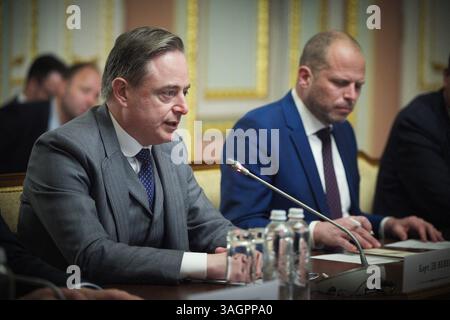 Kiew, Ukraine. April 2025. Das Foto des Handbuchs vom 8. April 2025 zeigt ein Treffen zwischen dem Präsidenten der Ukraine und dem belgischen Premierminister in Kiew. Präsident Wolodymyr Zelenskyj traf mit dem belgischen Premierminister Bart de Wever zusammen, der die Ukraine zum Ziel seines ersten Besuchs seit seinem Amtsantritt machte. Der Präsident dankte Belgien für seine konsequente Unterstützung der Ukraine seit den ersten Tagen der Invasion Russlands. Kiew, Ukraine am 8. April 2025. Foto des ukrainischen Vorsitzes über ABACAPRESS. COM Credit: Abaca Press/Alamy Live News Stockfoto