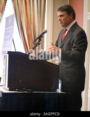 26. September 2012 - Fort Worth, TX, USA - Texas Gouverneur Rick Perry spricht auf einer Pressekonferenz im Fort Worth Club, um am Mittwoch, den 26. September 2012, in Fort Worth, Texas über den Staatshaushalt zu sprechen. (Kreditbild: © Joyce Marshall/MCT/ZUMAPRESS.com) Stockfoto