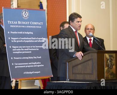 26. September 2012 - Fort Worth, TX, USA - Texas Gouverneur Rick Perry spricht auf einer Pressekonferenz im Fort Worth Club, um am Mittwoch, den 26. September 2012, in Fort Worth, Texas über den Staatshaushalt zu sprechen. (Kreditbild: © Joyce Marshall/MCT/ZUMAPRESS.com) Stockfoto