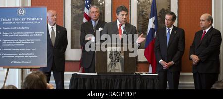 26. September 2012 - Fort Worth, TX, USA - flankiert von den Gesetzgebern des Bundesstaates, spricht Gouverneur Rick Perry auf einer Pressekonferenz im Fort Worth Club, um am Mittwoch, den 26. September 2012, in Fort Worth, Texas über den Staatshaushalt zu sprechen. (Kreditbild: © Joyce Marshall/MCT/ZUMAPRESS.com) Stockfoto