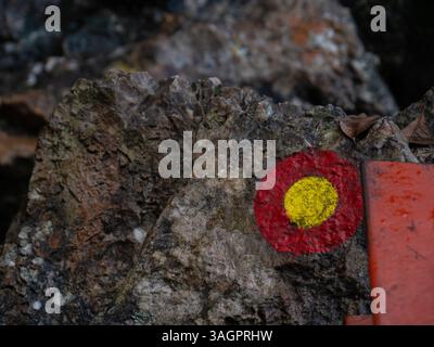 Wegmarkierung auf felsigem Untergrund für Wanderungen, Soteska Pekel (Höllenschlucht) Slowenien Stockfoto