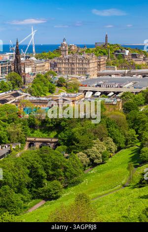 Blick auf das Stadtzentrum von Edinburgh vom Schloss im Frühling. Edinburgh, Schottland, Vereinigtes Königreich, Europa. Stockfoto