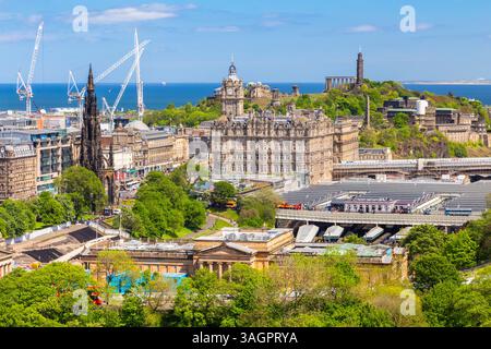 Blick auf das Stadtzentrum von Edinburgh vom Schloss im Frühling. Edinburgh, Schottland, Vereinigtes Königreich, Europa. Stockfoto