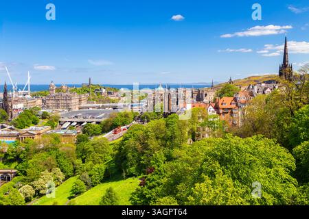 Blick auf das Stadtzentrum von Edinburgh vom Schloss im Frühling. Edinburgh, Schottland, Vereinigtes Königreich, Europa. Stockfoto