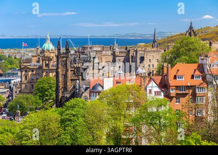Blick auf das Stadtzentrum von Edinburgh vom Schloss im Frühling. Edinburgh, Schottland, Vereinigtes Königreich, Europa. Stockfoto