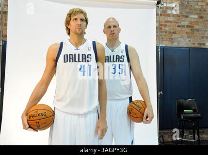 September 2012: Dallas Mavericks Power Forward Dirk Nowitzki #41 und Dallas Mavericks Center Chris Kaman #35 während des Dallas Mavericks Media Day im American Airlines Center in Dallas, TX(Credit Image: © Albert Pena/Cal Sport Media/ZUMAPRESS.com) Stockfoto