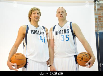 September 2012: Dallas Mavericks Power Forward Dirk Nowitzki #41 und Dallas Mavericks Center Chris Kaman #35 während des Dallas Mavericks Media Day im American Airlines Center in Dallas, TX(Credit Image: © Albert Pena/Cal Sport Media/ZUMAPRESS.com) Stockfoto