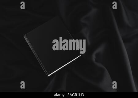 Schwarzes Buch auf schwarzem Hintergrund Stockfoto