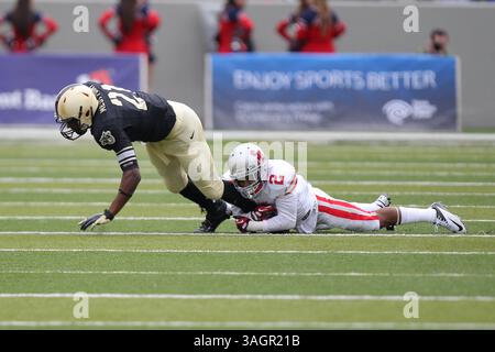 29. September 2012: West Point, New York, Vereinigte Staaten von Amerika - Chevaughn Lawrence (21) wird von Stony Brook Seawolves Defensive Back Davonte Anderson (2) während der 2. Hälfte des NCAA Football-Spiels zwischen den Stony Brook Seawolves und den Army Black Knights im Michie Stadium in West Point, New York, angegriffen. Die Stony Brook Seawolves besiegten die Army Black Knights mit 23:3. (Bild: © Vinny Carchietta/ZUMAPRESS.com) Stockfoto