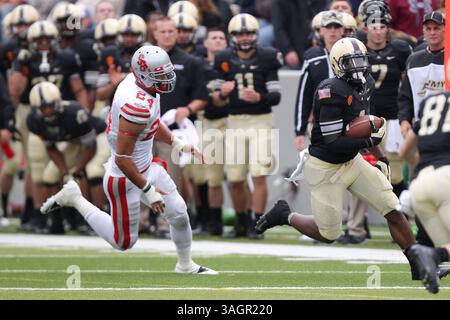 29. September 2012: West Point, New York, Vereinigte Staaten von Amerika - Army Black Knights Running Back Raymond Maples (1) und Stony Brook Seawolves Defensive Back Ivan May (21) während der 2. Hälfte des NCAA Football-Spiels zwischen den Stony Brook Seawolves und den Army Black Knights im Michie Stadium in West Point, New York. Die Stony Brook Seawolves besiegten die Army Black Knights mit 23:3. (Bild: © Vinny Carchietta/ZUMAPRESS.com) Stockfoto
