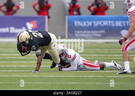 29. September 2012: West Point, New York, Vereinigte Staaten von Amerika - Chevaughn Lawrence (21) wird von Stony Brook Seawolves Defensive Back Davonte Anderson (2) während der 2. Hälfte des NCAA Football-Spiels zwischen den Stony Brook Seawolves und den Army Black Knights im Michie Stadium in West Point, New York, angegriffen. Die Stony Brook Seawolves besiegten die Army Black Knights mit 23:3. (Bild: © Vinny Carchietta/ZUMAPRESS.com) Stockfoto