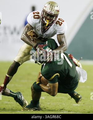 29. September 2012 - Tampa, FL, USA - Florida State Defensive Back LaMarcus Joyner (20) trifft South Florida Quarterback B.J. Daniels im Raymond James Stadium in Tampa, Florida am Samstag, 29. September 2012. Florida State besiegte Südflorida von 30 bis 17. (Kreditbild: © Stephen M. Dowell/MCT/ZUMAPRESS.com) Stockfoto
