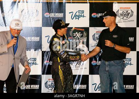 29. September 2012 - Las Vegas, Nevada, USA - 29. September 2012 - Las Vegas, Nevada, USA - Tanner Foust, Fahrer des #34 Rockstar Energy Etnies Ford / OMSE 2012 Ford Fiesta, gratuliert Sylvania zum Gewinn der Sylvania SilverStar zXe Global Rallycross Championship auf dem Las Vegas Motor Speedway in Las Vegas, NV. (Kreditbild: © Matt Gdowski/ZUMAPRESS.com) Stockfoto