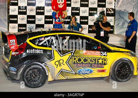 29. September 2012 - Las Vegas, Nevada, USA - 29. September 2012 - Las Vegas, Nevada, USA - Tanner Foust, Fahrer des #34 Rockstar Energy Etnies Ford / OMSE 2012 Ford Fiesta, rollt in die Victory Lane, nachdem er die Sylvania SilverStar zXe Global Rallycross Championship auf dem Las Vegas Motor Speedway in Las Vegas, NV gewonnen hat. (Kreditbild: © Matt Gdowski/ZUMAPRESS.com) Stockfoto