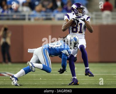 30. September 2012 - Detroit, MI, USA - Minnesota Vikings Wide Receiver Jerome Simpson (81) fängt im vierten Quartal am Ford Field in Detroit, Michigan, am Sonntag, den 30. September 2012 über Detroit Lions Cornerback Bill Bentley (28). Die Wikinger besiegten die Lions mit 20:13. (Kreditbild: © Jerry Holt/MCT/ZUMAPRESS.com) Stockfoto