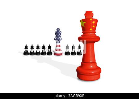 Schach aus US- und China-Flaggen auf weißem Hintergrund mit WORTHANDEL. Handel, Zölle, Zollkrise Stockfoto