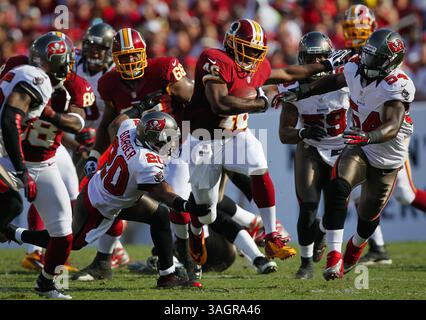 30. September 2012 - Tampa, FL, USA - Washington Redskins Running Back Alfred Morris (46) bricht sich im ersten Quartal am Sonntag, 30. September 2012, im Raymond James Stadium in Tampa, Florida, von der Verteidigung der Tampa Bay Buccaneers ab. (Bild: © Daniel Wallace/MCT/ZUMAPRESS.com) Stockfoto