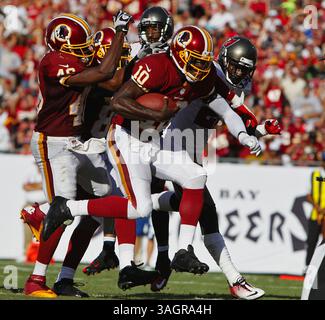 30. September 2012 - Tampa, FL, USA - Washington Redskins Quarterback Robert Griffin III (10) läuft fünf Yards in die Endzone für einen Touchdown gegen die Tampa Bay Buccaneers am Sonntag, den 30. September 2012, im Raymond James Stadium in Tampa, Florida. (Bild: © Daniel Wallace/MCT/ZUMAPRESS.com) Stockfoto