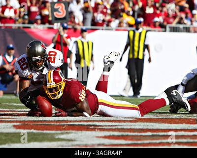 30. September 2012 - Tampa, FL, USA - Washington Redskins Wide Receiver Pierre Garcon (88) erholt sich einen Fumble von Quarterback Robert Griffin III (10) vor Tampa Bay Buccaneers Cornerback Ronde Barber (20) für einen Touchdown während des ersten Quartals am Sonntag, 30. September 2012, im Raymond James Stadium in Tampa, Florida. (Bild: © Daniel Wallace/MCT/ZUMAPRESS.com) Stockfoto